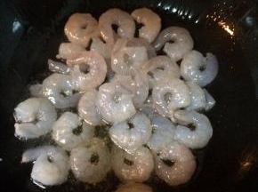 起油锅，倒入虾仁