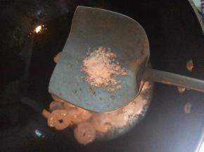 翻炒一下然后加入适量的盐