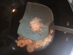 翻炒一下然后加入适量的盐