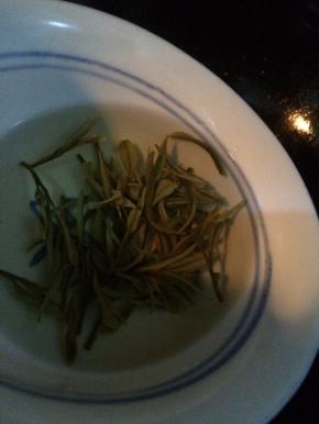 再倒入浸泡过的龙井茶叶，并倒入少许茶水