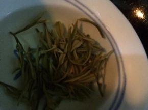 再倒入浸泡过的龙井茶叶，并倒入少许茶水