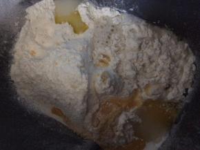 将所有的原材料全部投入面包机