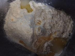 将所有的原材料全部投入面包机