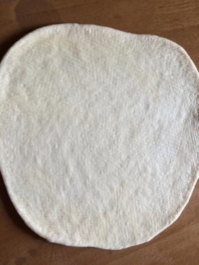 取出面团醒发15分钟，擀成圆饼状