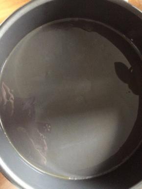 在烤盘里涂上油