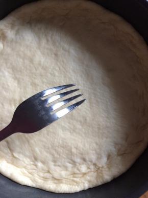 并用叉子在上面打上孔，以免烤的时候拱起来