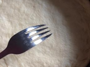 并用叉子在上面打上孔，以免烤的时候拱起来