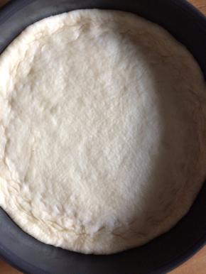 然后将圆饼移到烤盘里