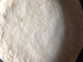 然后将圆饼移到烤盘里