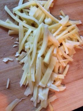 在等待的时间里可以把马苏里拉芝士切成小条