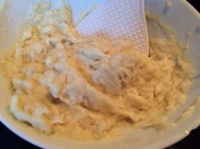 然后取出榴莲肉压成泥