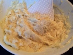 然后取出榴莲肉压成泥