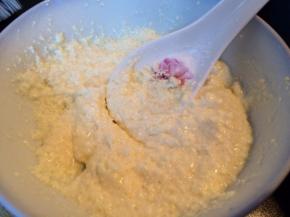 将奶油奶酪加10克糖拌好