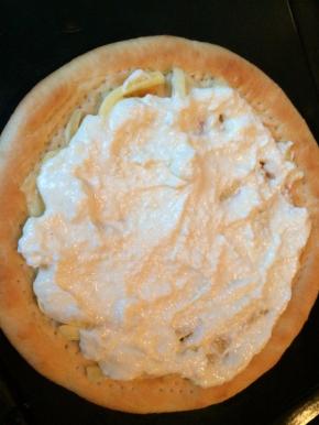 然后在抹上奶油奶酪在烤好的圆饼上