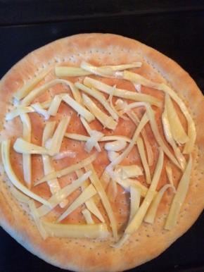 在烤好的圆饼上放上马苏里拉芝士