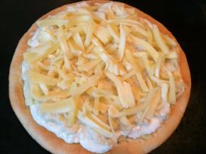 铺上马苏里拉芝士