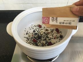 杂粮米洗净放入砂锅内，加入适量水浸泡2小时以上；