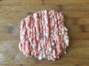 五花肉洗净剁成肉糜，加入适量盐、生抽、料酒、淀粉搅拌均匀腌制半小时；