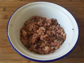 提前泡发好的香菇洗净切小丁后倒入肉糜里，顺时针搅打上劲；