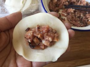 饺子皮里放入适量肉馅，包好；