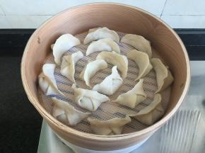 全部包好放进蒸笼里，然后放在砂锅上；