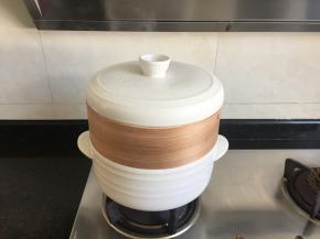 盖上盖子，大火烧开上汽后转小火煮40分钟左右关火，粥里加入白糖拌匀即可；