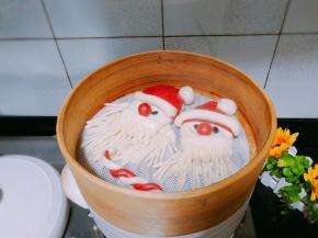 粥煮开后立马转小火，蒸10分钟，焖5分钟，咱们的圣诞老人可以先出锅了，萌萌哒有木有