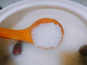粥现在还没好，看状态不稠，继续小火煲，时不时用勺子顺时针搅拌下