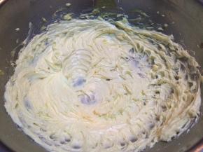 将黄油软化后打的色彩稍有发白，略篷松