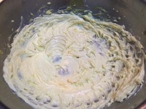 将黄油软化后打的色彩稍有发白，略篷松