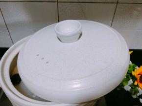 这时锅盖可以盖一半，煲15分钟左右