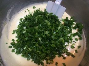 入切好的葱花后拌匀