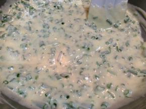 最后筛入低筋面粉，用刮刀拌匀