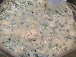 最后筛入低筋面粉，用刮刀拌匀