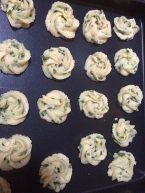 装进裱花袋里，在烤盘上挤出花形
