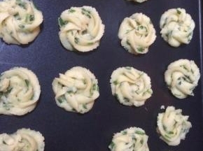 装进裱花袋里，在烤盘上挤出花形