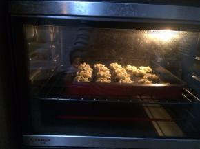 用三能的7162花嘴挤曲奇花，这个花纹我最喜欢，入烤盘，180度预热，烤18-20分钟。