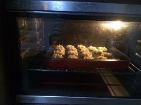 用三能的7162花嘴挤曲奇花，这个花纹我最喜欢，入烤盘，180度预热，烤18-20分钟。