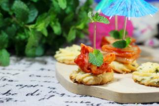 在上面放上自已腌制的泡菜哟