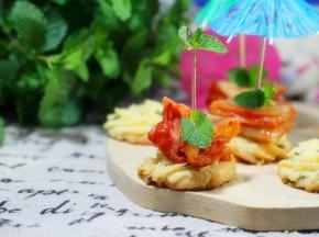 在上面放上自已腌制的泡菜哟