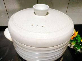 再盖上锅盖，让余温彻底融化红糖