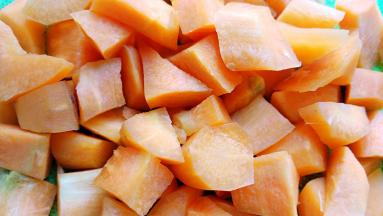 将胡萝卜去皮切块