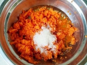 取260克胡萝卜泥，加植物油和20克白糖