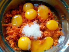 分蛋时直接把蛋黄打在胡萝卜泥盆中