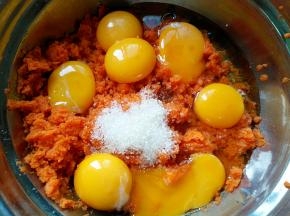 分蛋时直接把蛋黄打在胡萝卜泥盆中