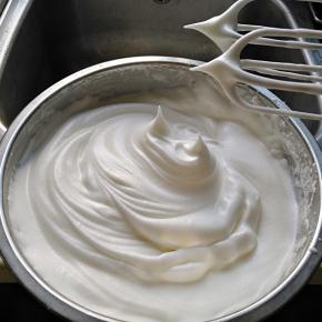 蛋清分三次加入80克白糖，打到干性发泡