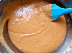 用电动打蛋器将蛋黄糊搅拌均匀