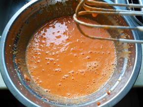 用电动打蛋器将蛋黄液搅打均匀