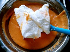 取三分之一蛋白霜加入蛋黄糊中搅拌均匀