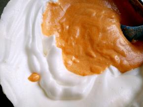 将搅拌好的蛋糕糊倒回蛋白霜盆里